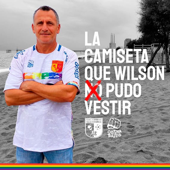 Wilson, ahora viviendo en Barcelona, luciendo su camiseta